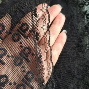 مینی اسکارف سه گوش مشکی دور گیپور دوزی طرح برجسته قواره 70 سانتی متر