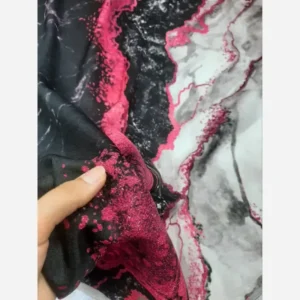 روسری نخ کاستوم طرح رزین سرخابی مشکی ابعاد 140