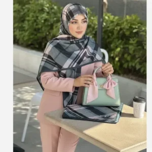 روسری نخی کاستوم طرح مونا چهارخونه قواره بزرگ 140 سانتیمتر دور چرخ دوز