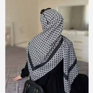 روسری نخ طرح مایایه سفید مشکی دوردوز ابعاد 140 در 140