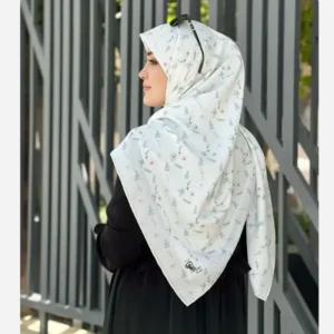 روسری نخ کاستوم طرح گل ریز زمینه سفید ابعاد 140 در 140