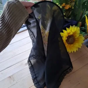 تل اسکارف مجلسی حریر ژولی مشکی و سفید دور دانتل دوزی شده